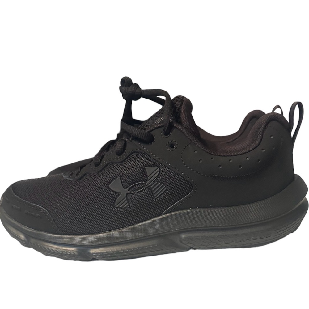Women’s Under Armour wide Charged Assert sneakers size 8, NIB